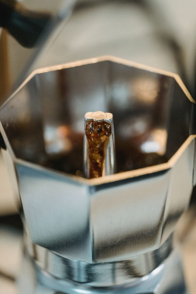 Interior de una cafetera italiana de aluminio