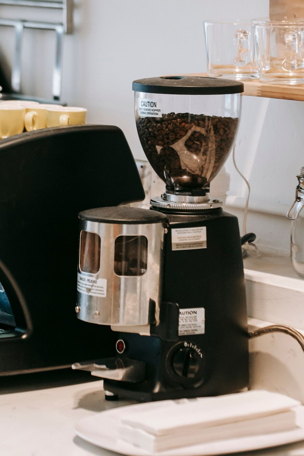 Molinillo de café eléctrico en la encimera de la cocina