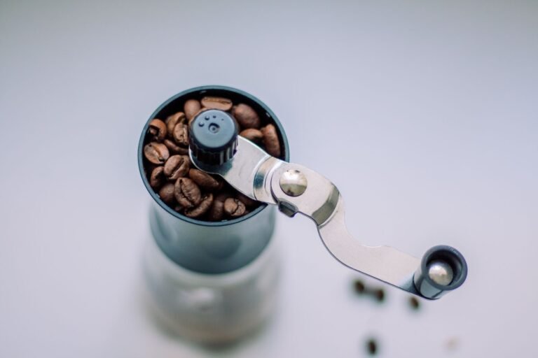 Molinillo de café manual con granos de café